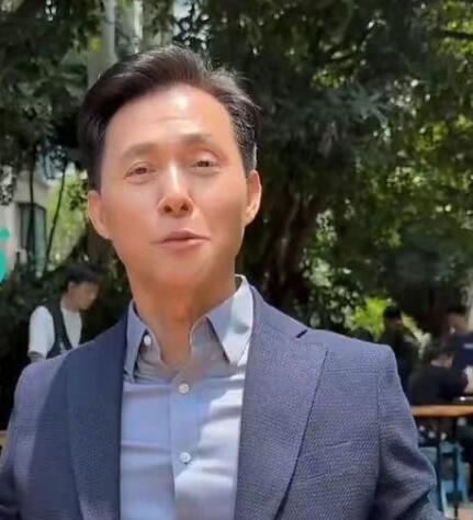 前tvb演员张国强晒片场吃盒饭：我这个年纪还有工作 多好